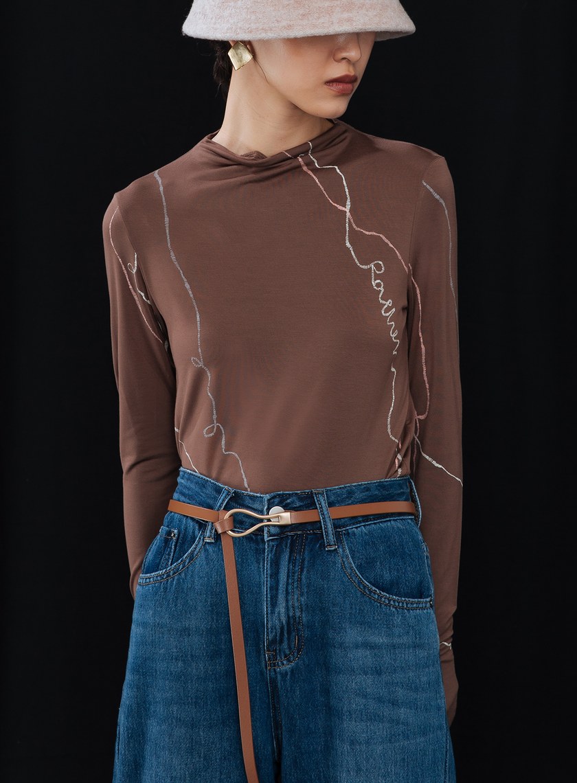 線性印花高領內搭上衣