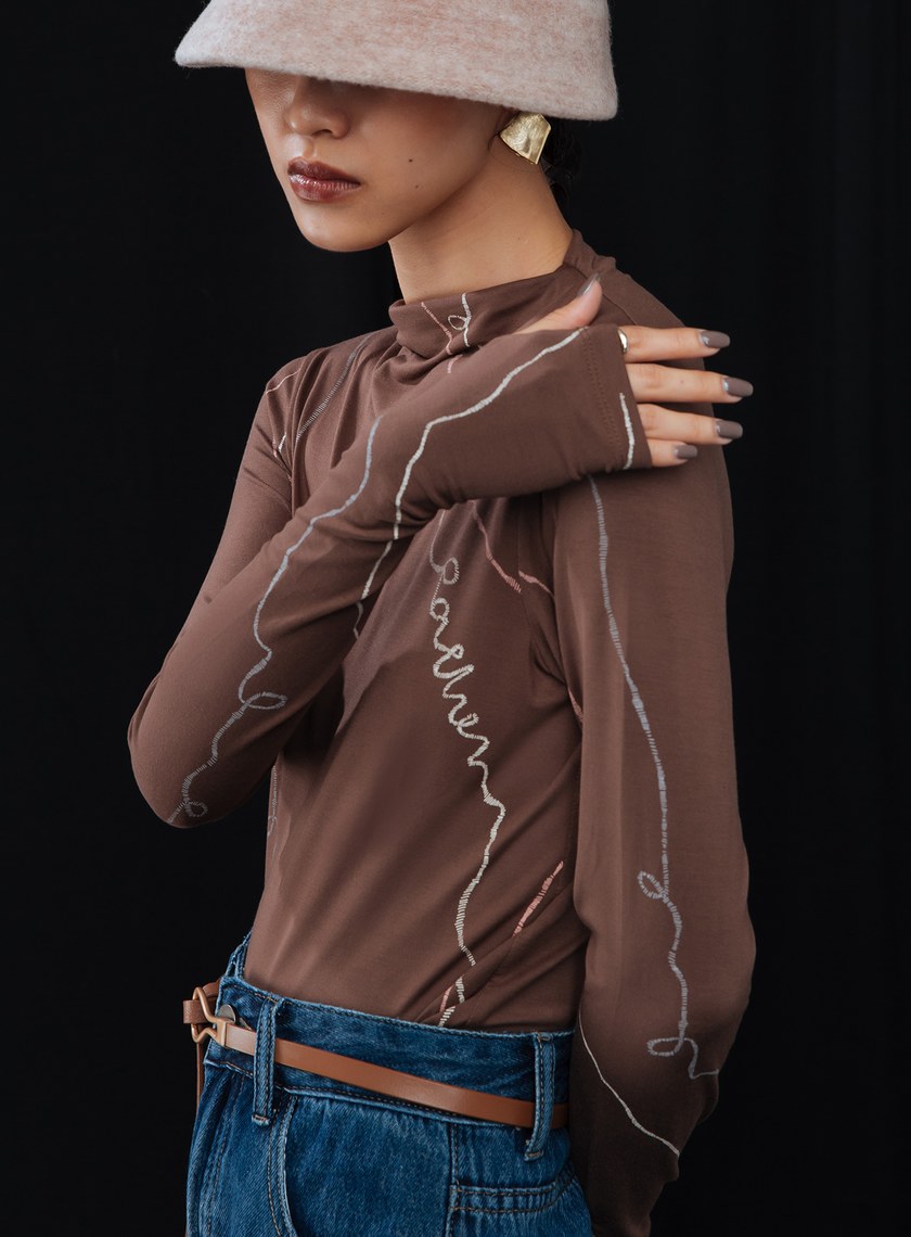 線性印花高領內搭上衣