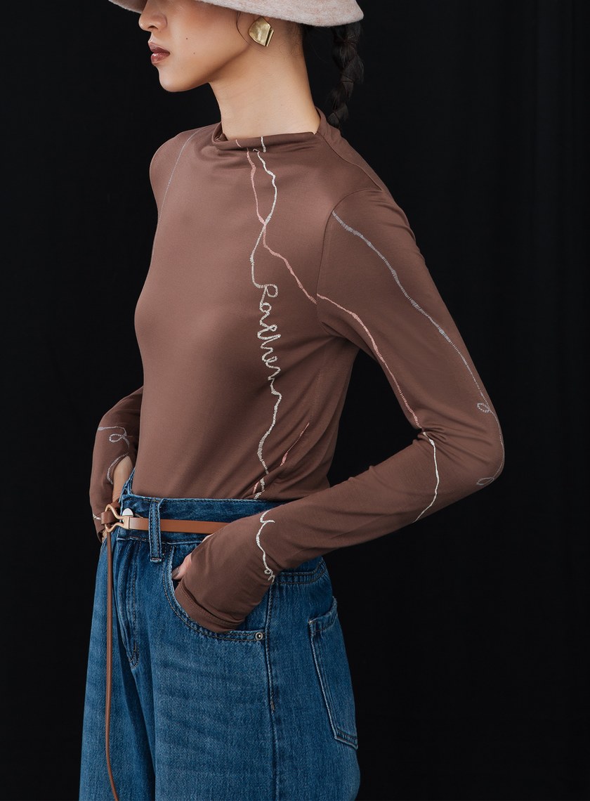 線性印花高領內搭上衣