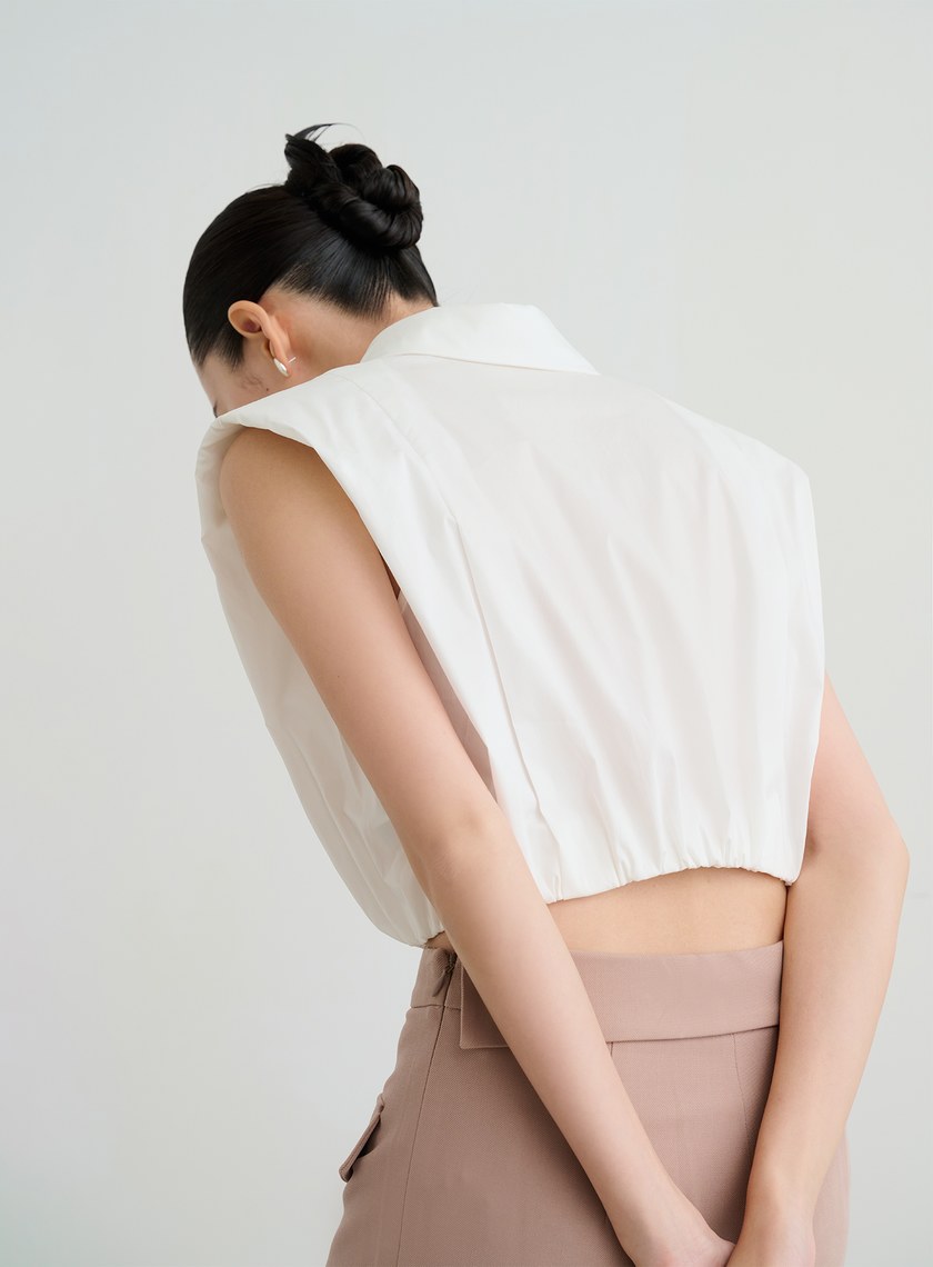 短版俐落寬肩無袖休閒襯杉