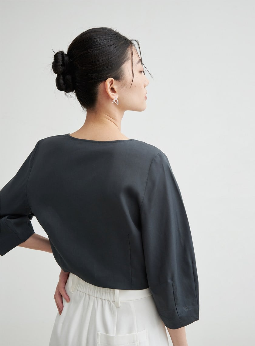 V領短版七分泡袖上衣