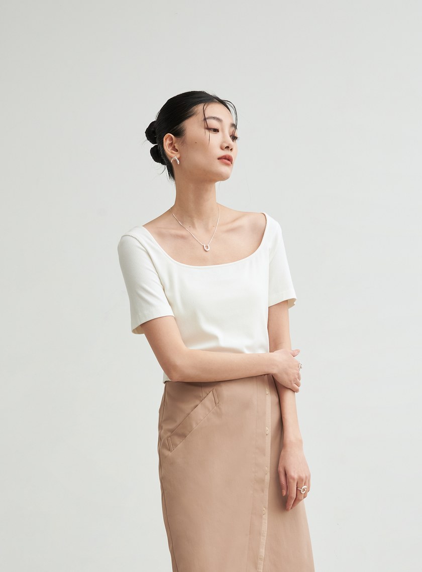 短版彈性後背設計上衣