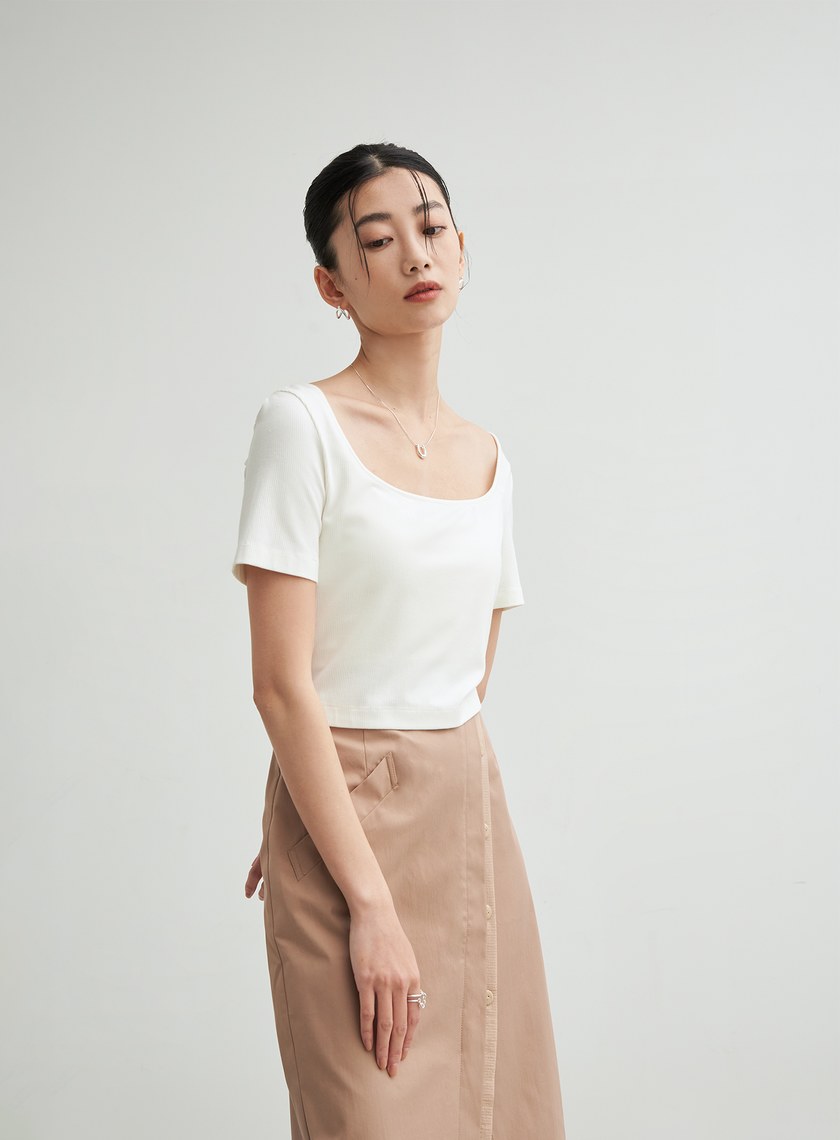 短版彈性後背設計上衣