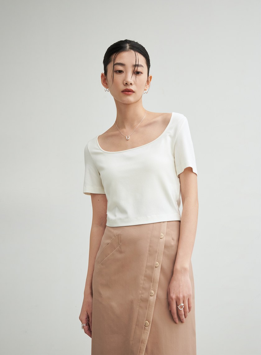 短版彈性後背設計上衣