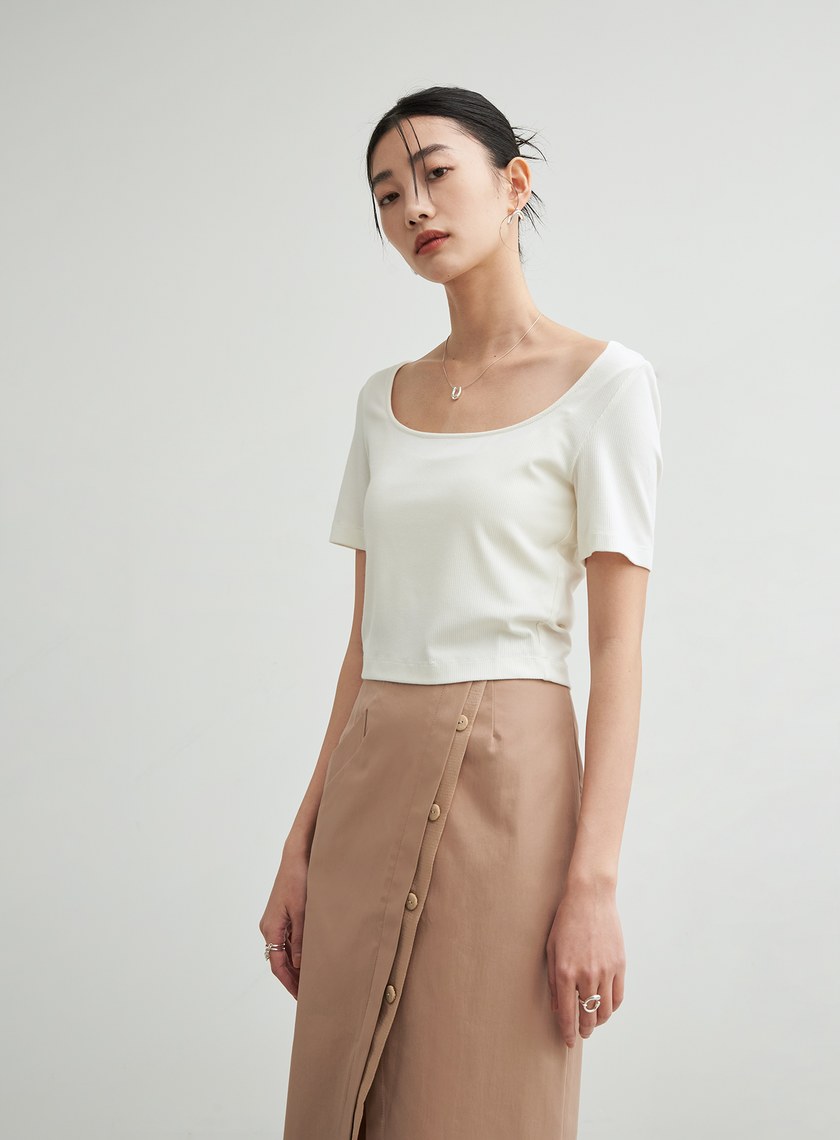 短版彈性後背設計上衣