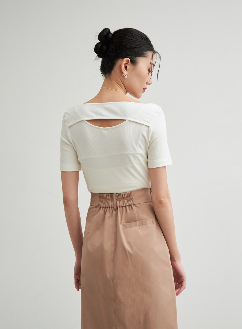 短版彈性後背設計上衣