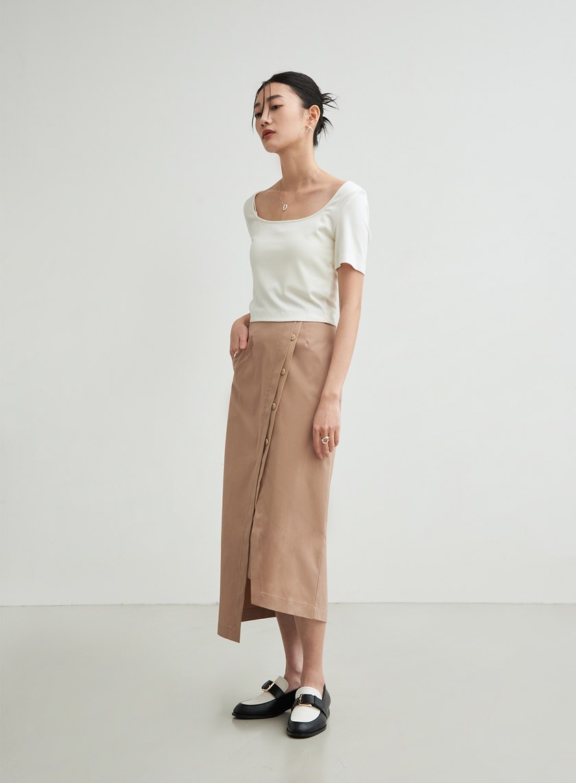 短版彈性後背設計上衣