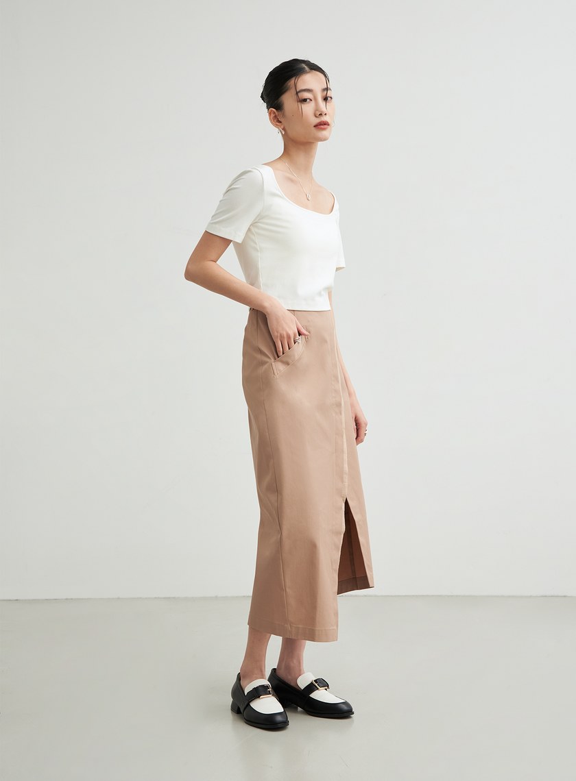 短版彈性後背設計上衣