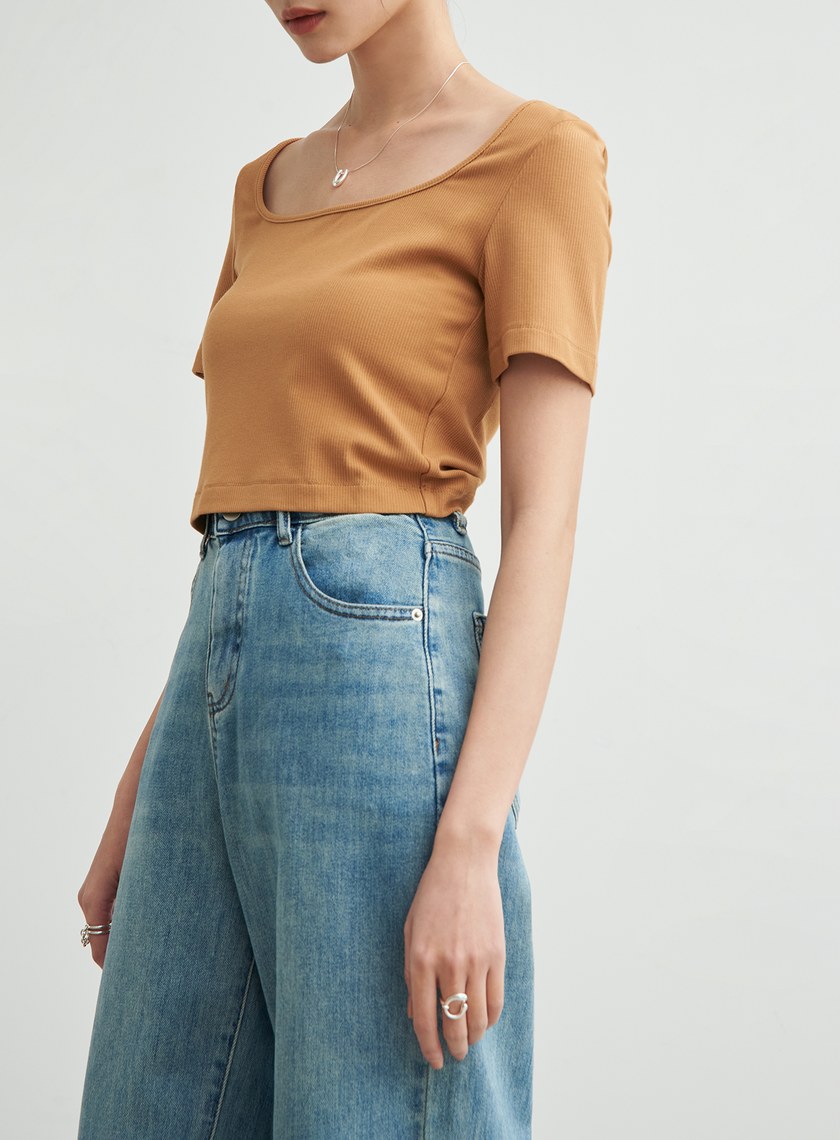 短版彈性後背設計上衣