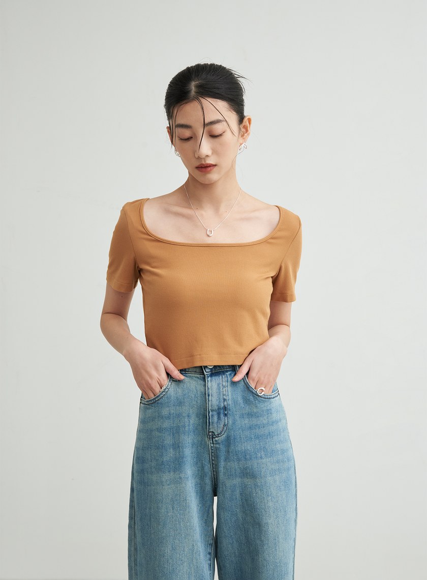 短版彈性後背設計上衣