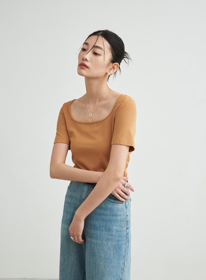 短版彈性後背設計上衣