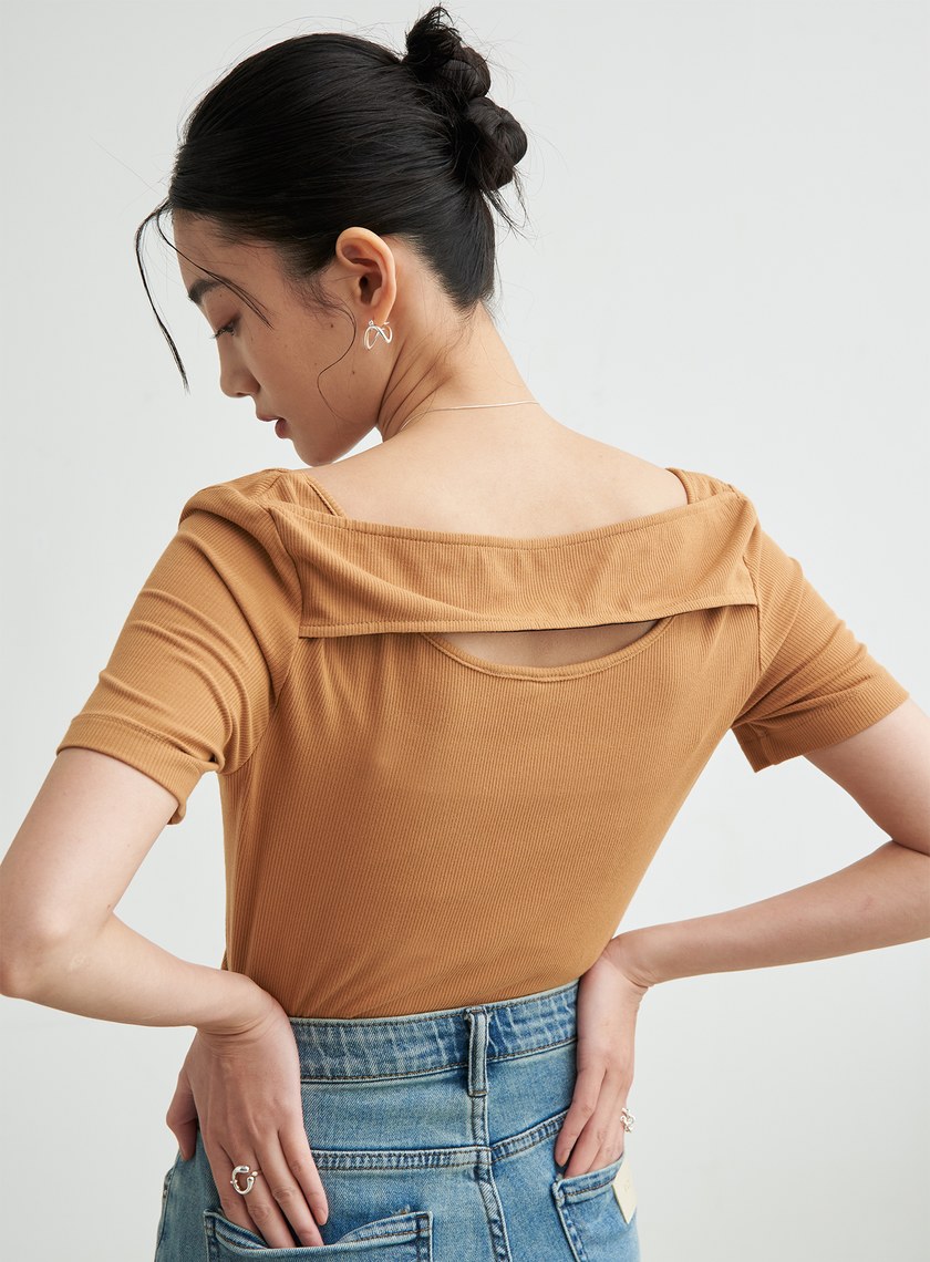 短版彈性後背設計上衣