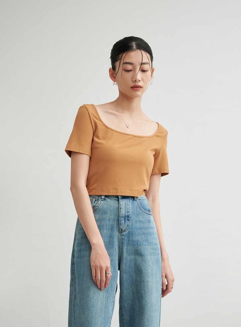 短版彈性後背設計上衣