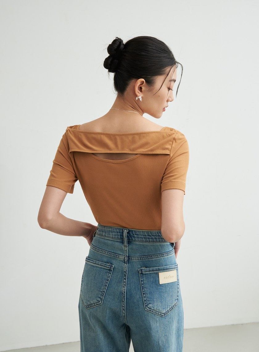 短版彈性後背設計上衣