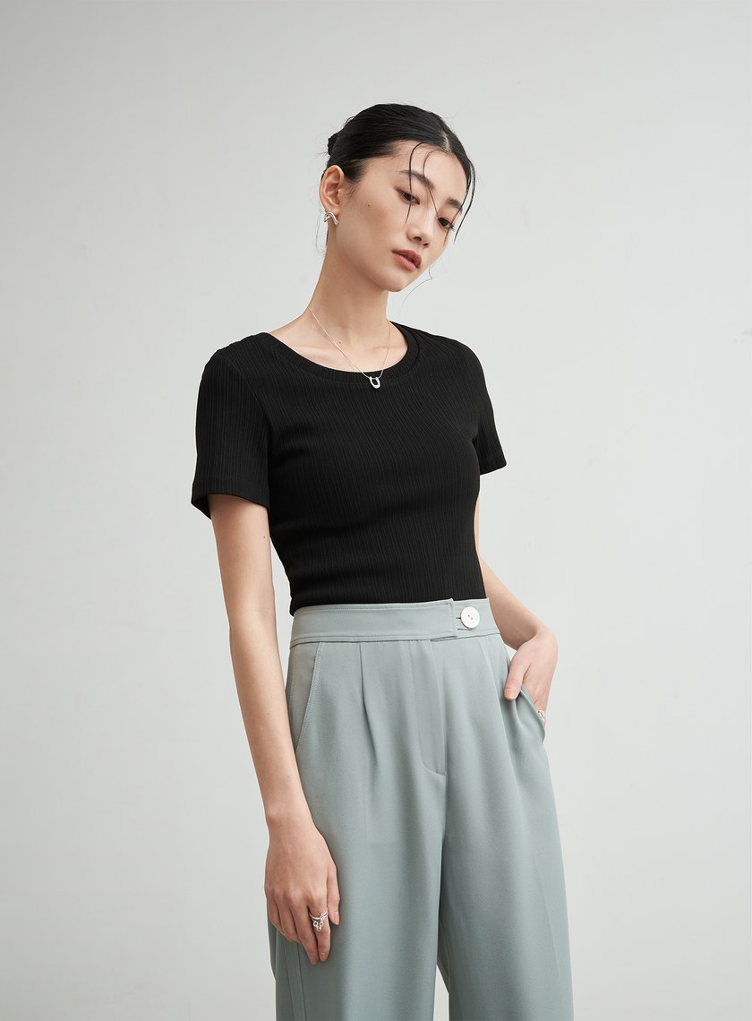 合身背後挖洞上衣