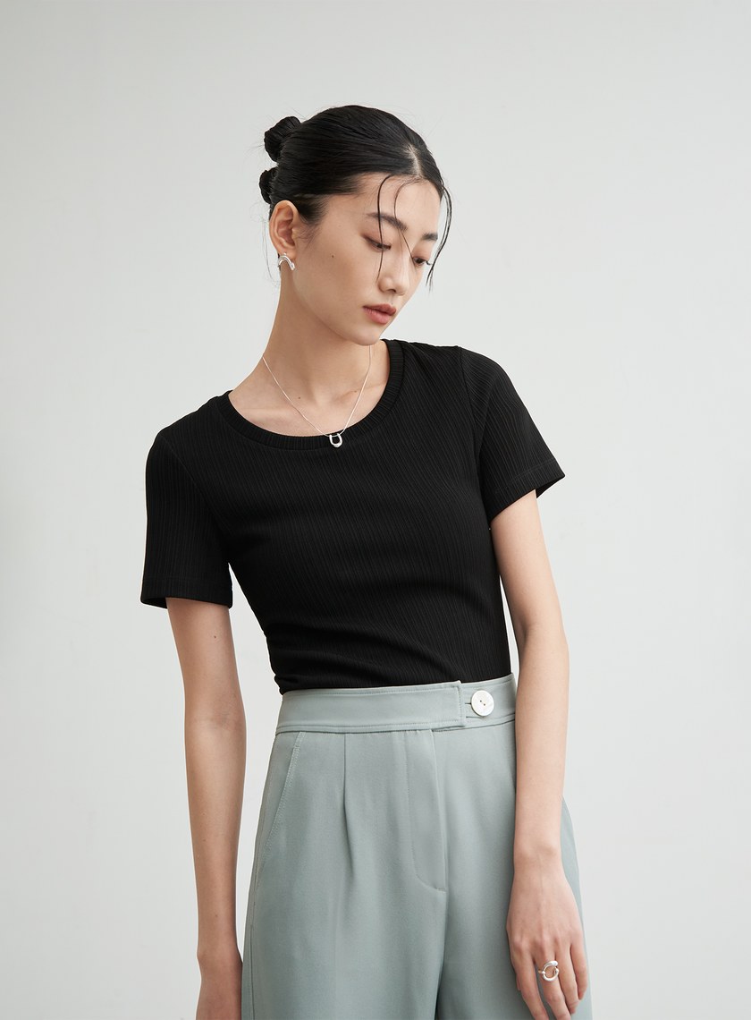 合身背後挖洞上衣