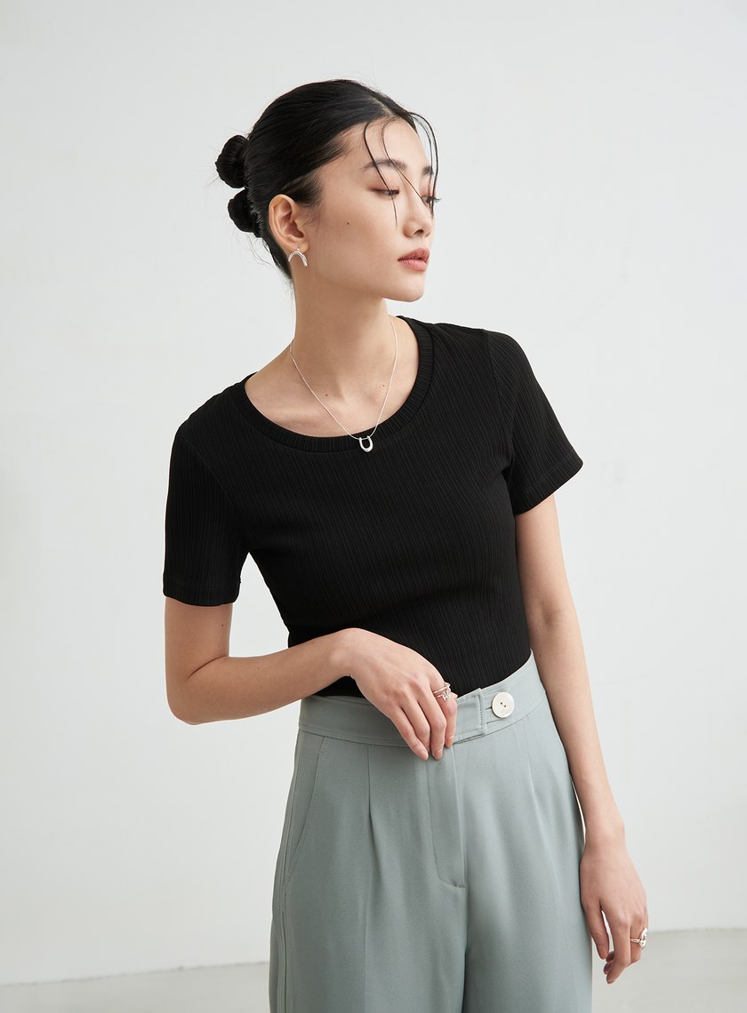 合身背後挖洞上衣