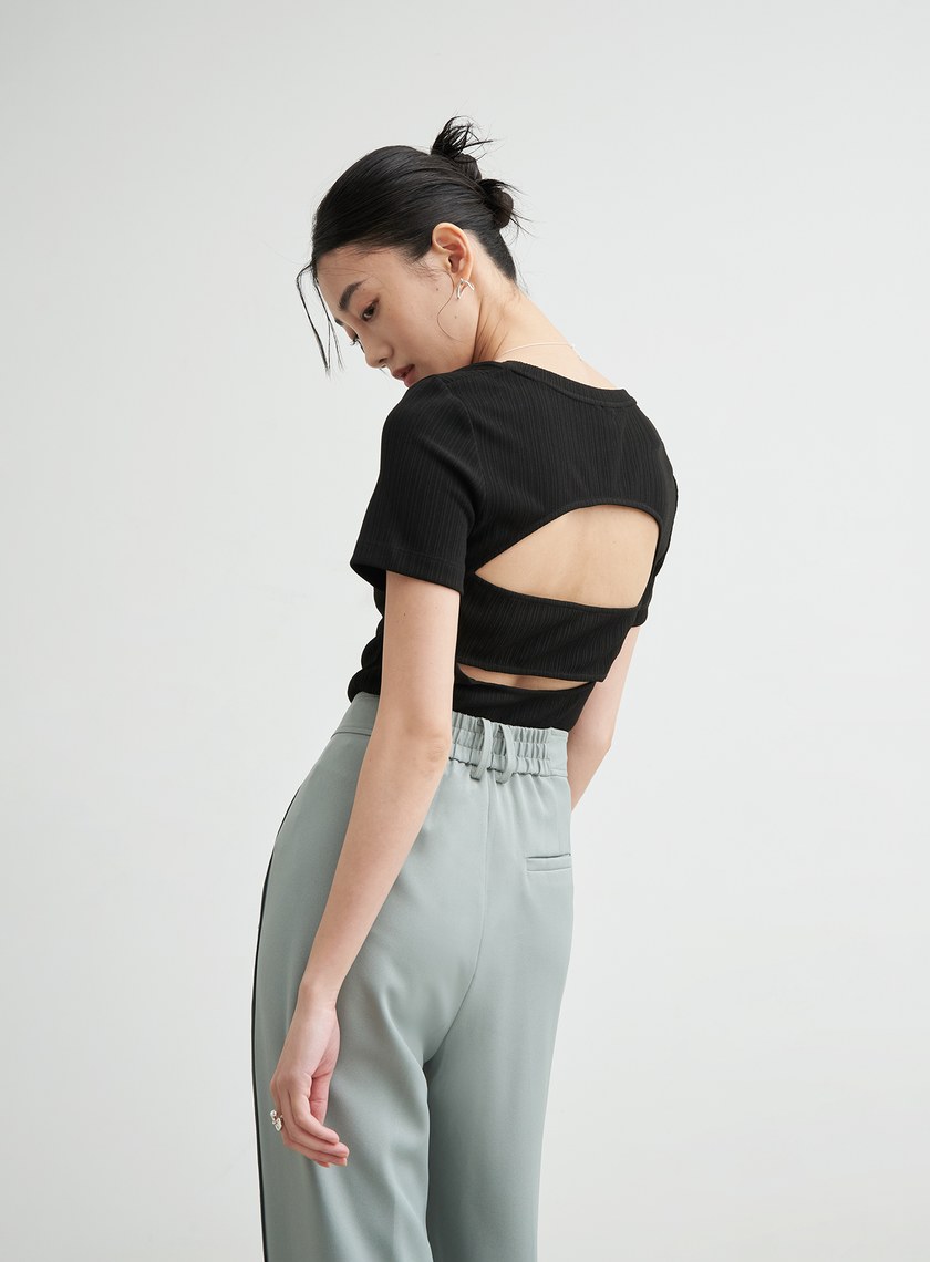 合身背後挖洞上衣