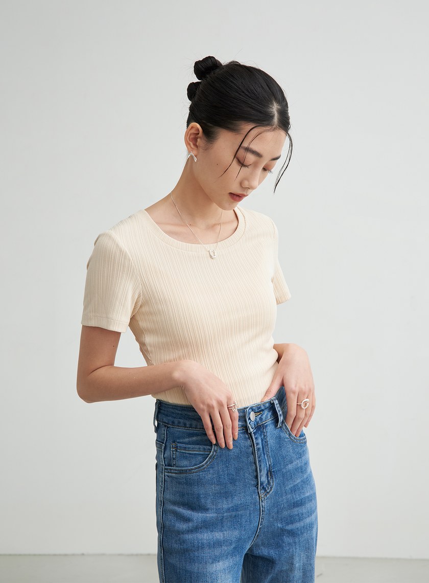 合身背後挖洞上衣