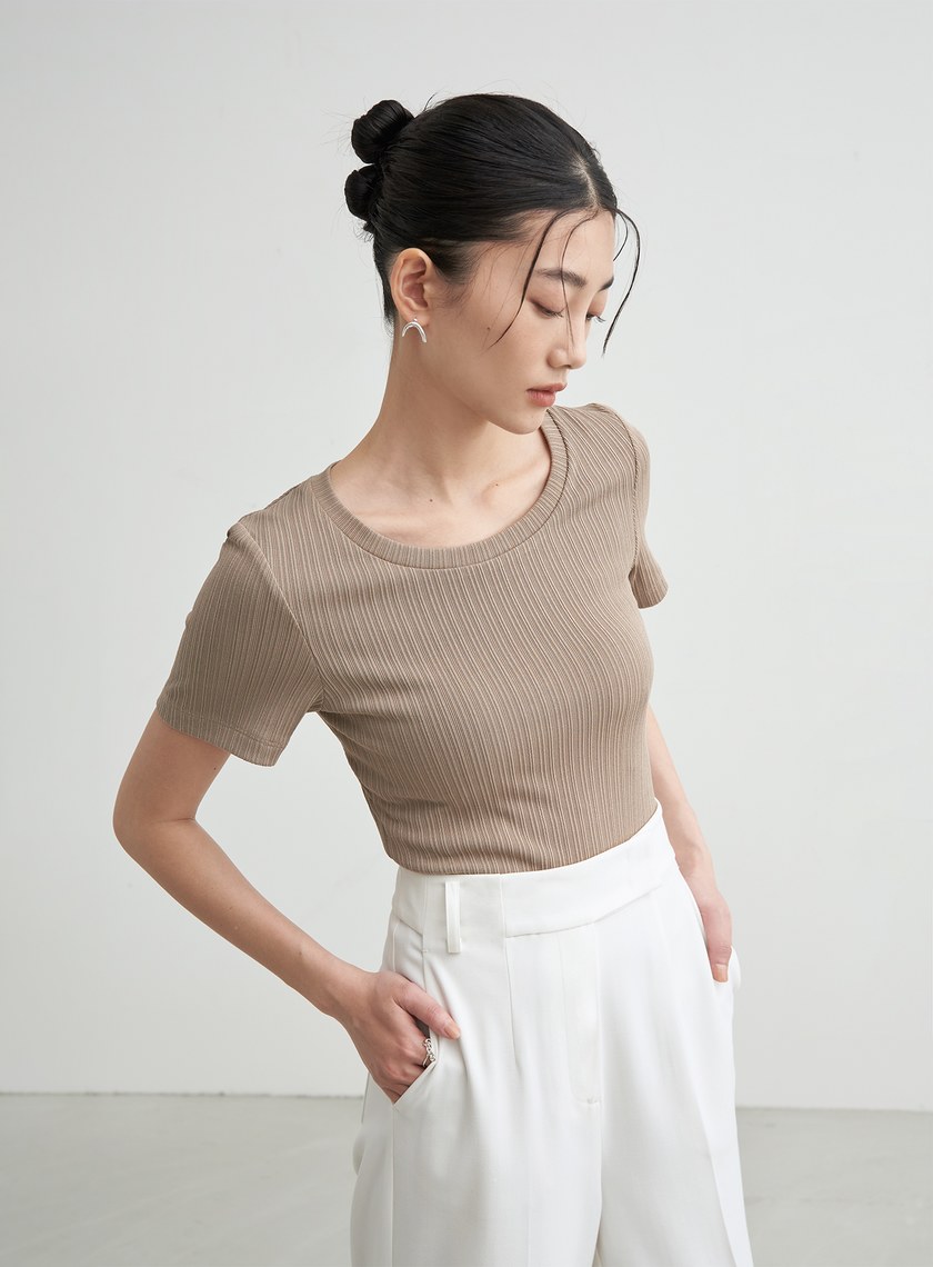 合身背後挖洞上衣