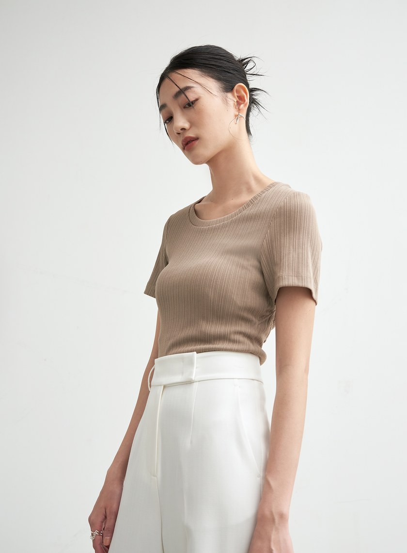 合身背後挖洞上衣