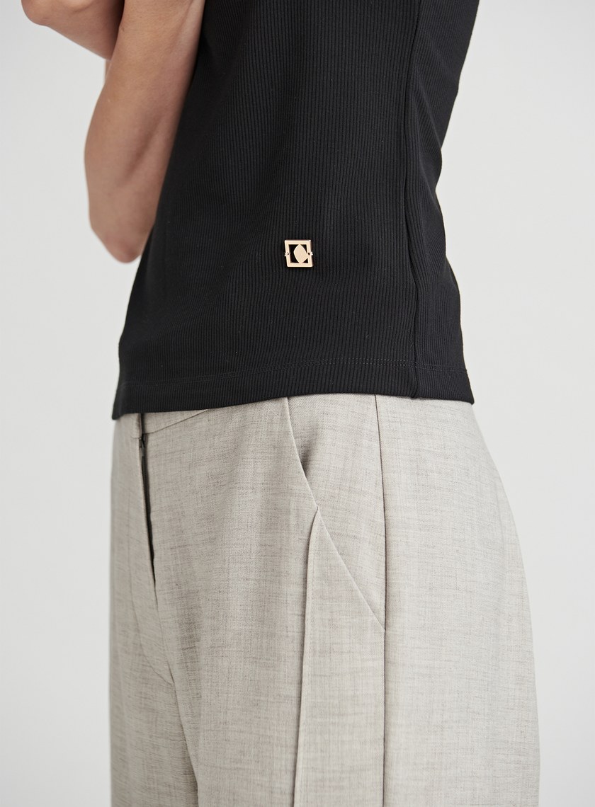 百搭不對稱肩帶坑條背心