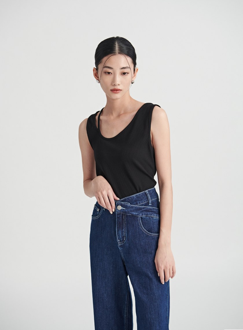 百搭不對稱肩帶坑條背心