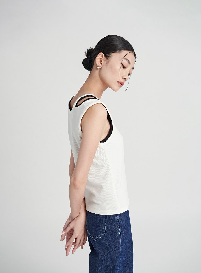 百搭不對稱肩帶坑條背心