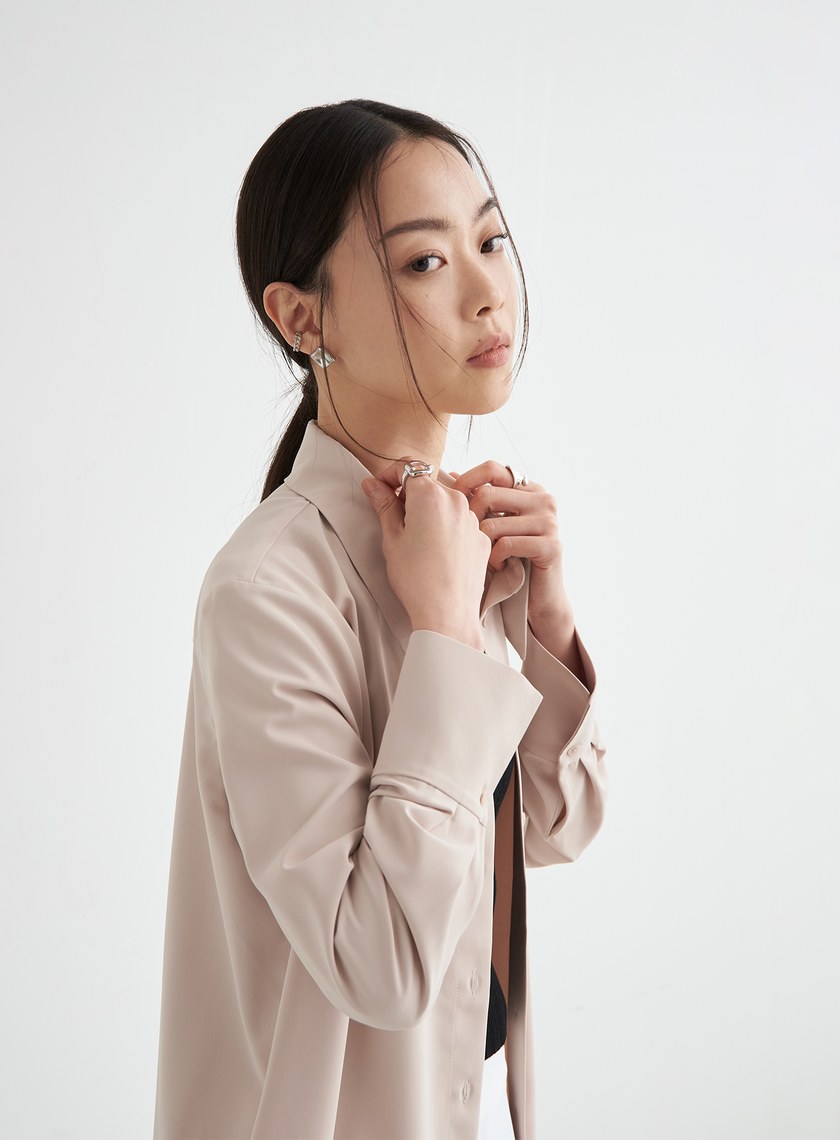 緞面感尖領長袖襯衫