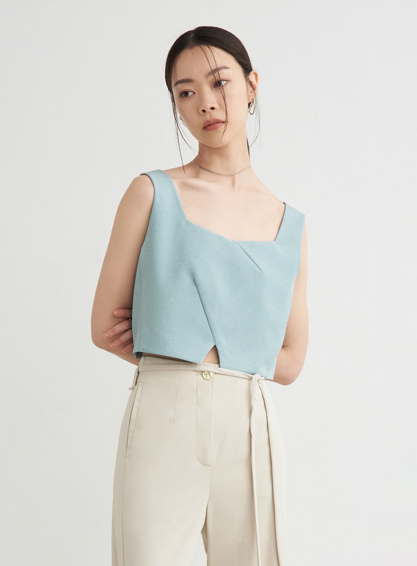 V字方領寬肩帶短版上衣