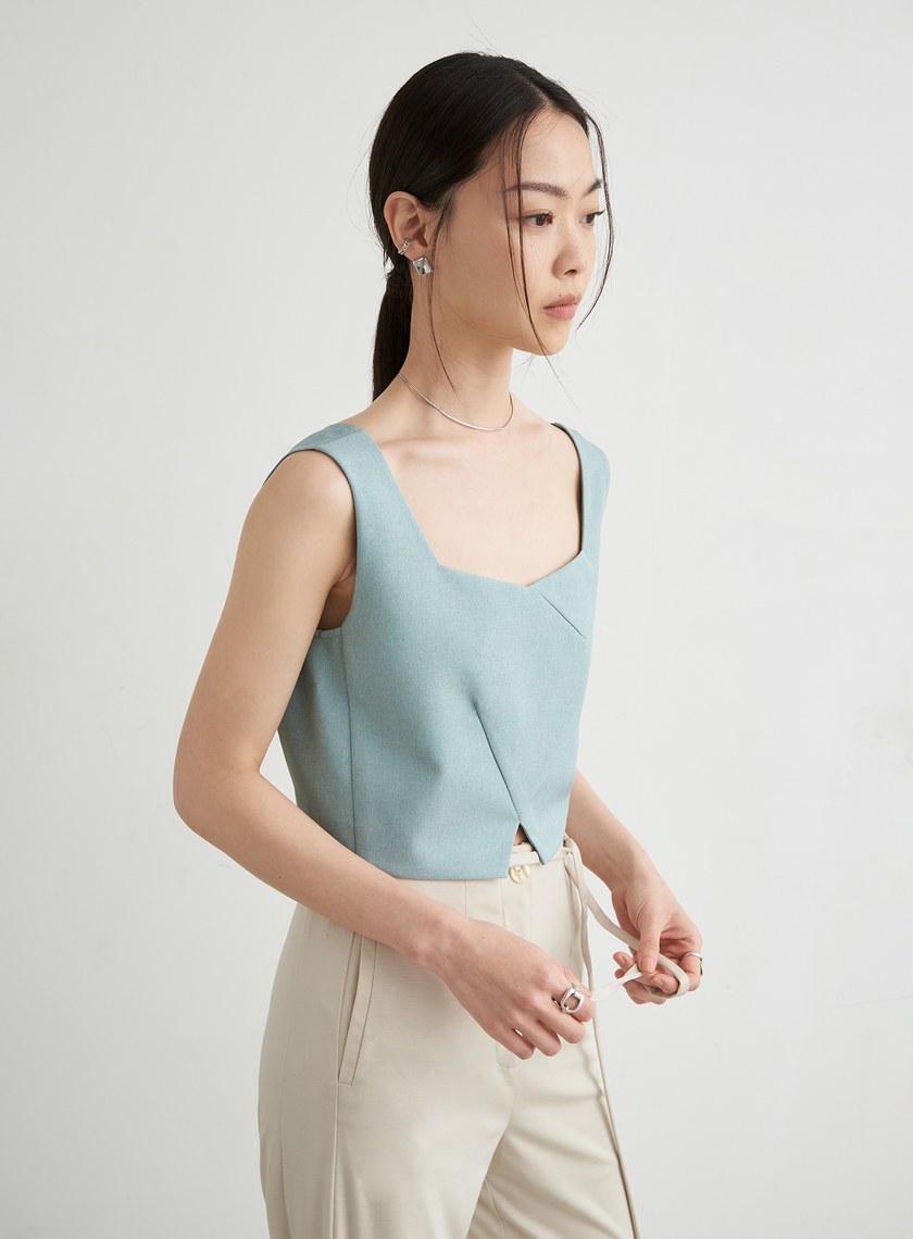 V字方領寬肩帶短版上衣