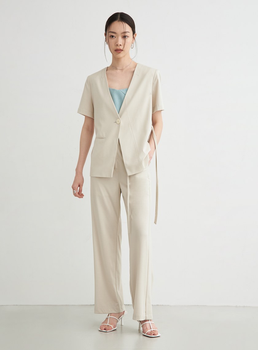 V字方領寬肩帶短版上衣