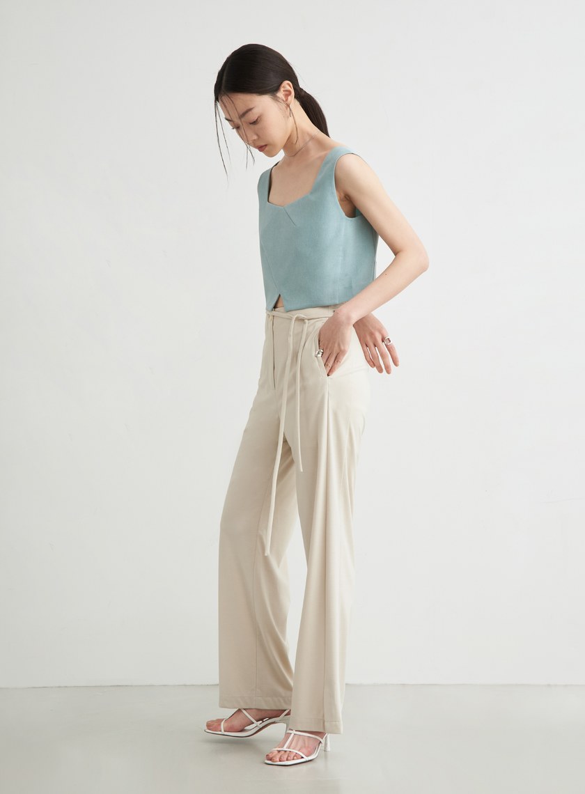 V字方領寬肩帶短版上衣