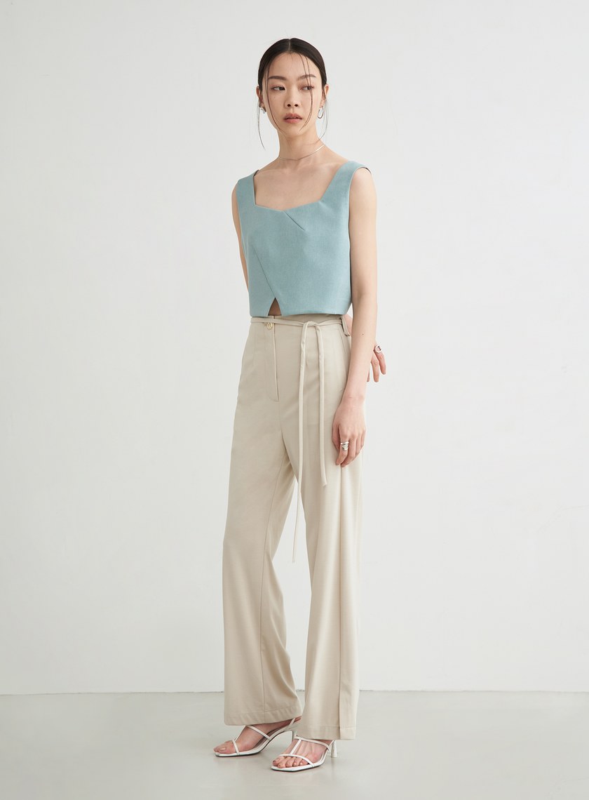 V字方領寬肩帶短版上衣