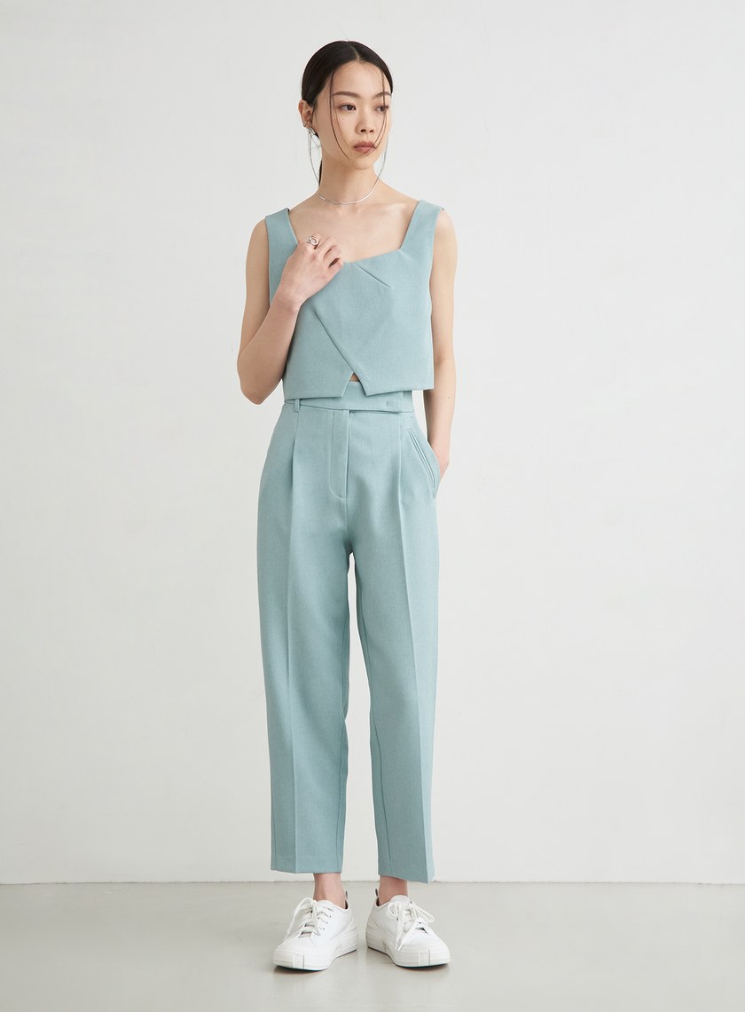 V字方領寬肩帶短版上衣