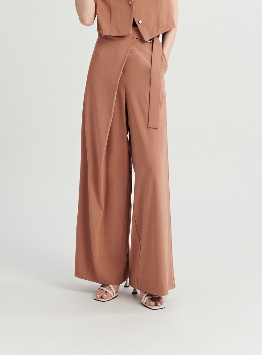 俐落交疊腰帶設計西裝寬褲