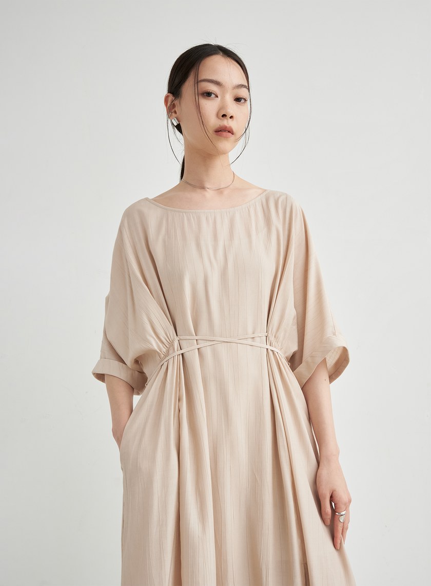 優雅細摺肌理交叉綁帶洋裝
