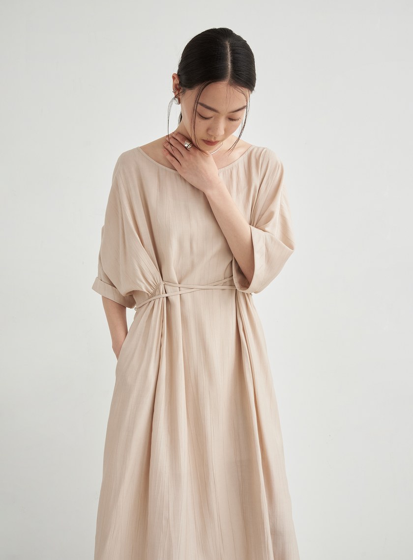 優雅細摺肌理交叉綁帶洋裝
