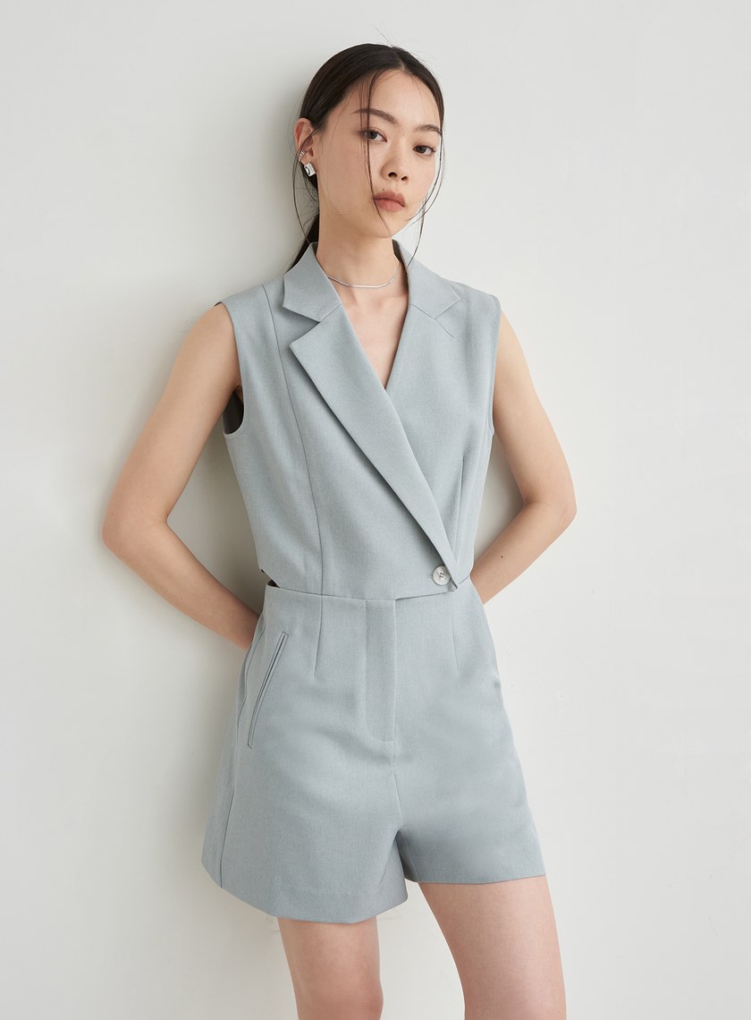 腰間簍空後鬆緊連身短褲