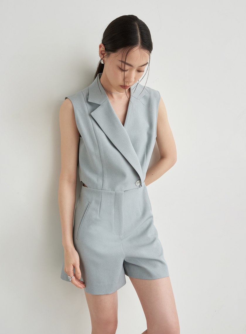 腰間簍空後鬆緊連身短褲