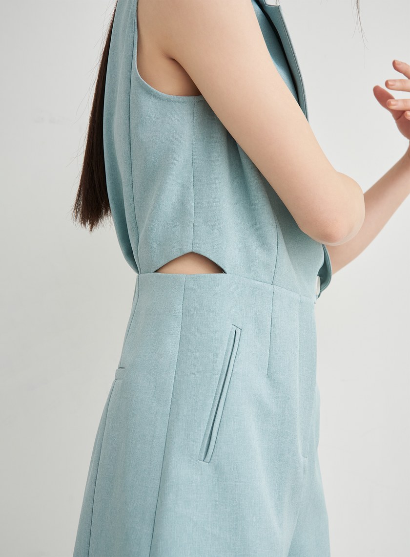 腰間簍空後鬆緊連身短褲