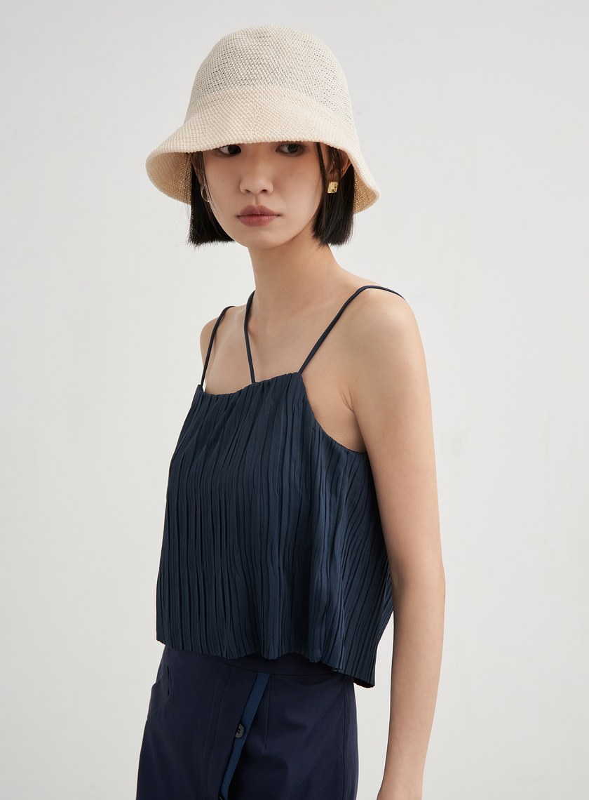 不對稱肩帶壓褶背心上衣