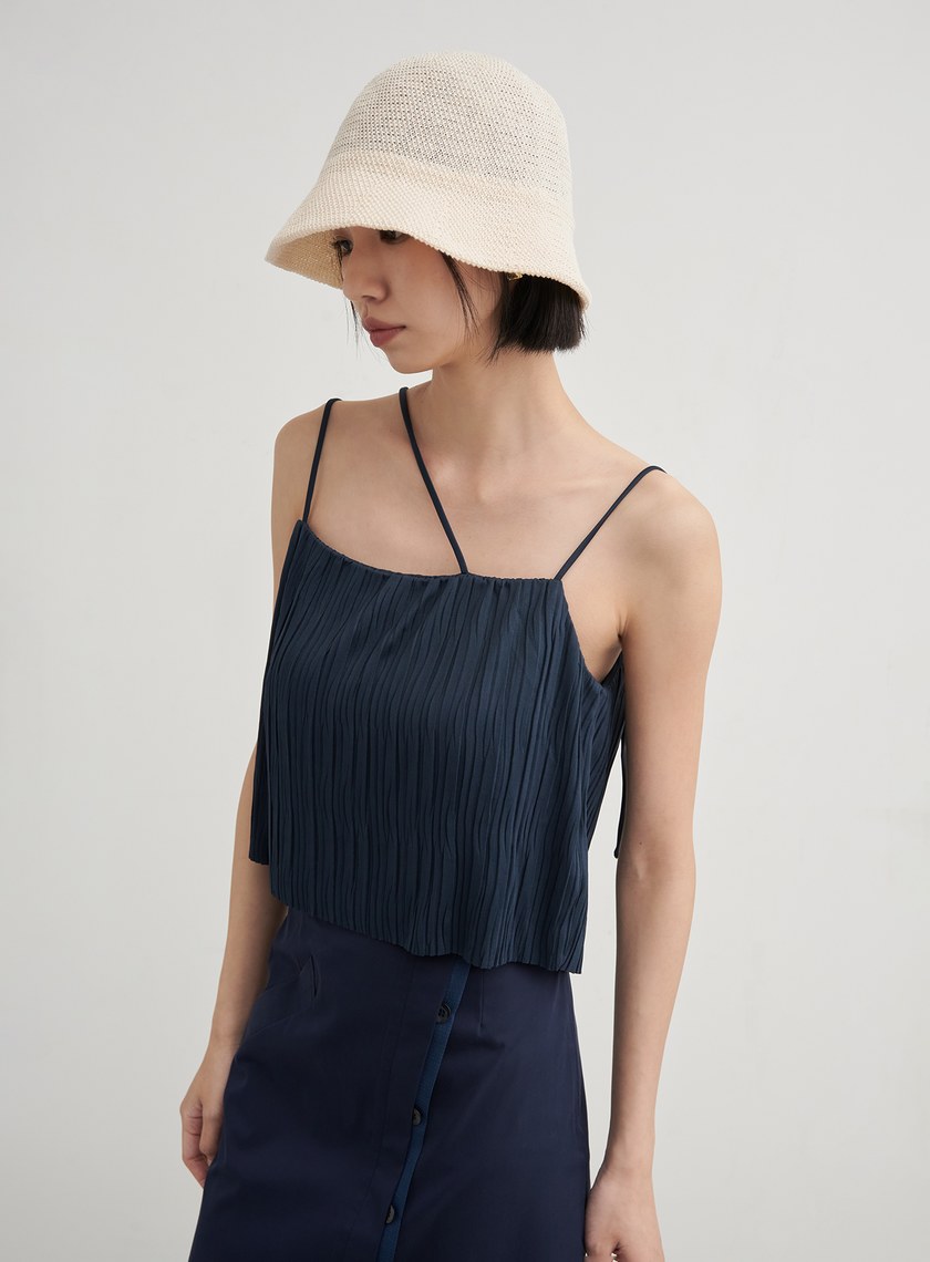 不對稱肩帶壓褶背心上衣