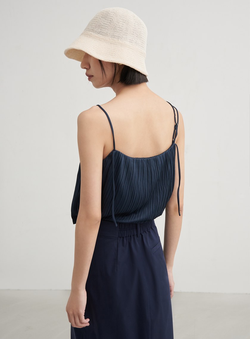 不對稱肩帶壓褶背心上衣