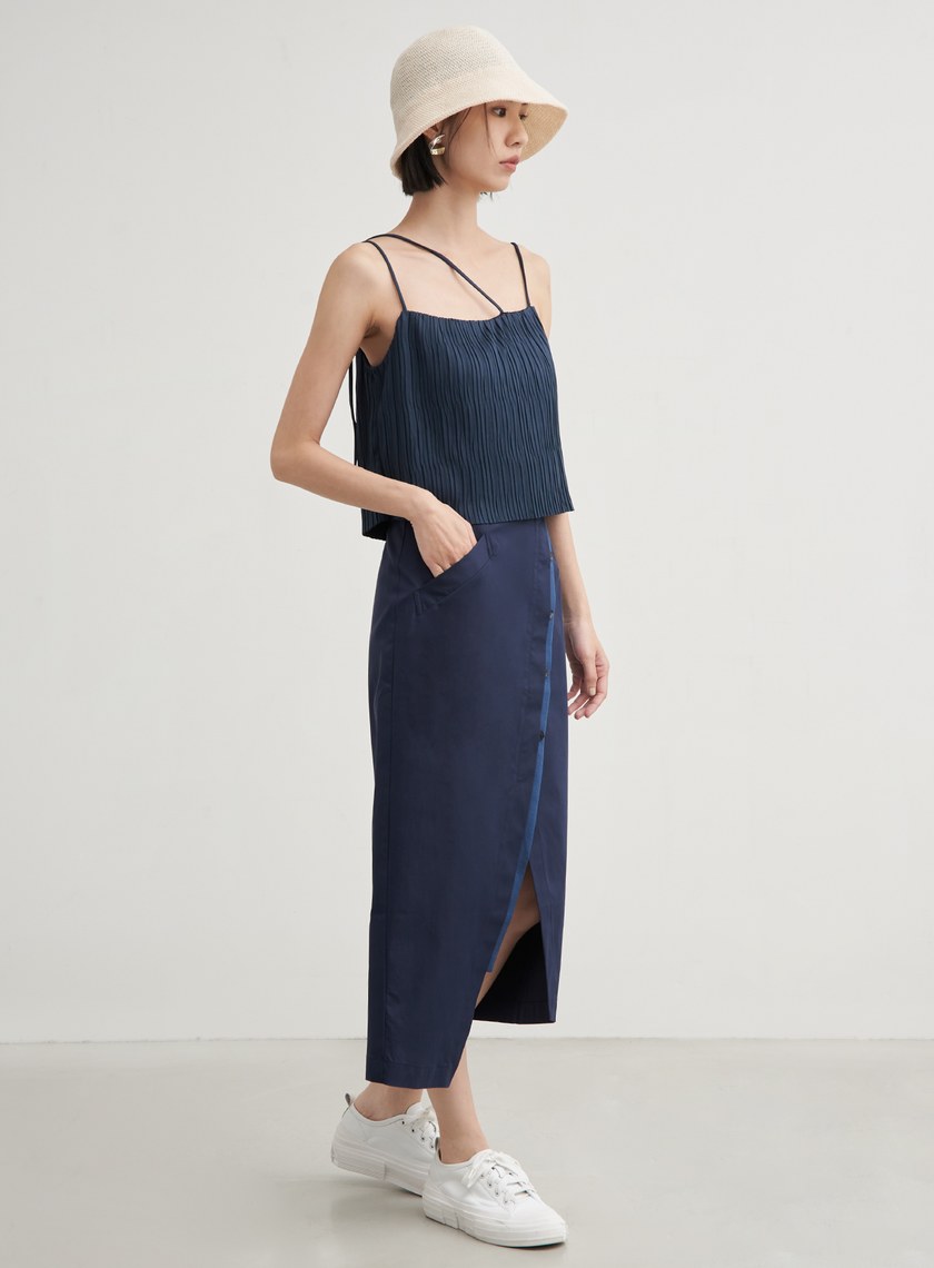 不對稱肩帶壓褶背心上衣