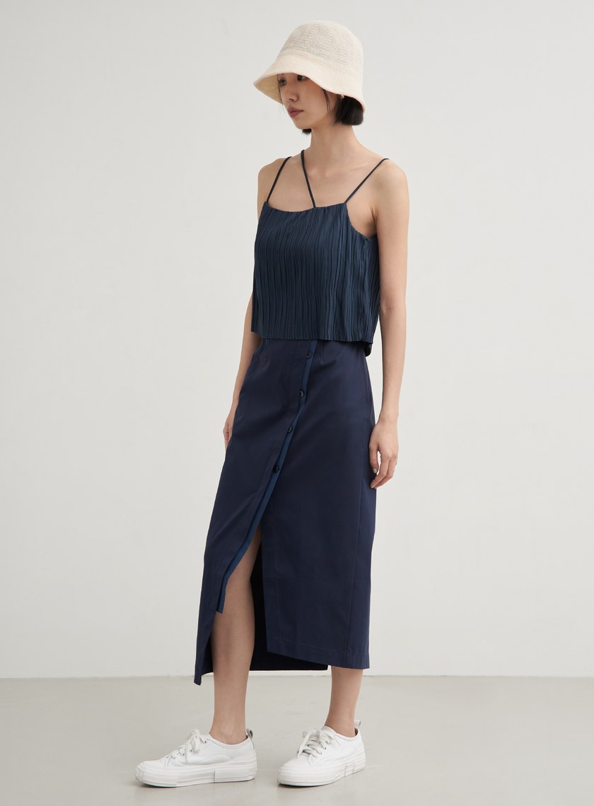 不對稱肩帶壓褶背心上衣