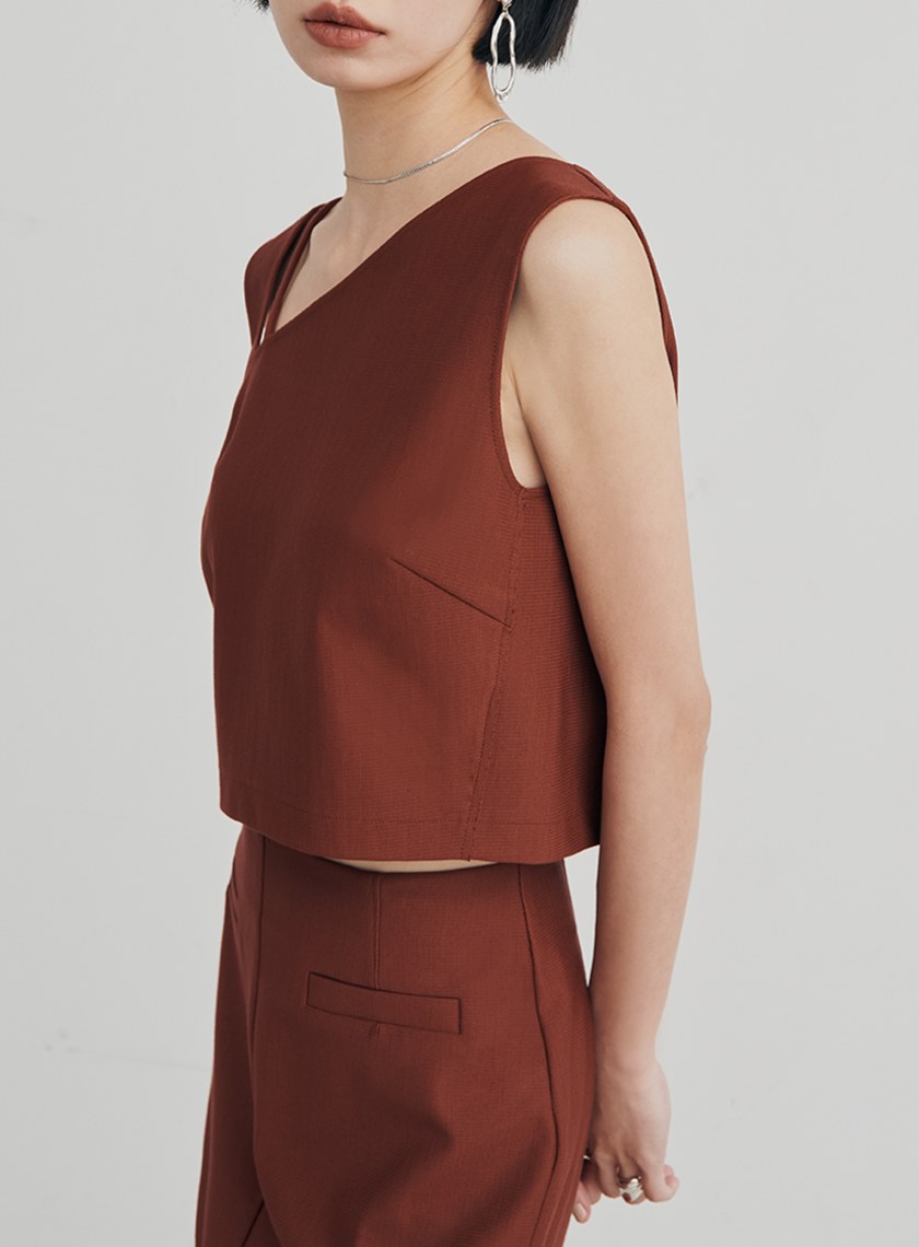 短版不對稱肩帶無袖上衣