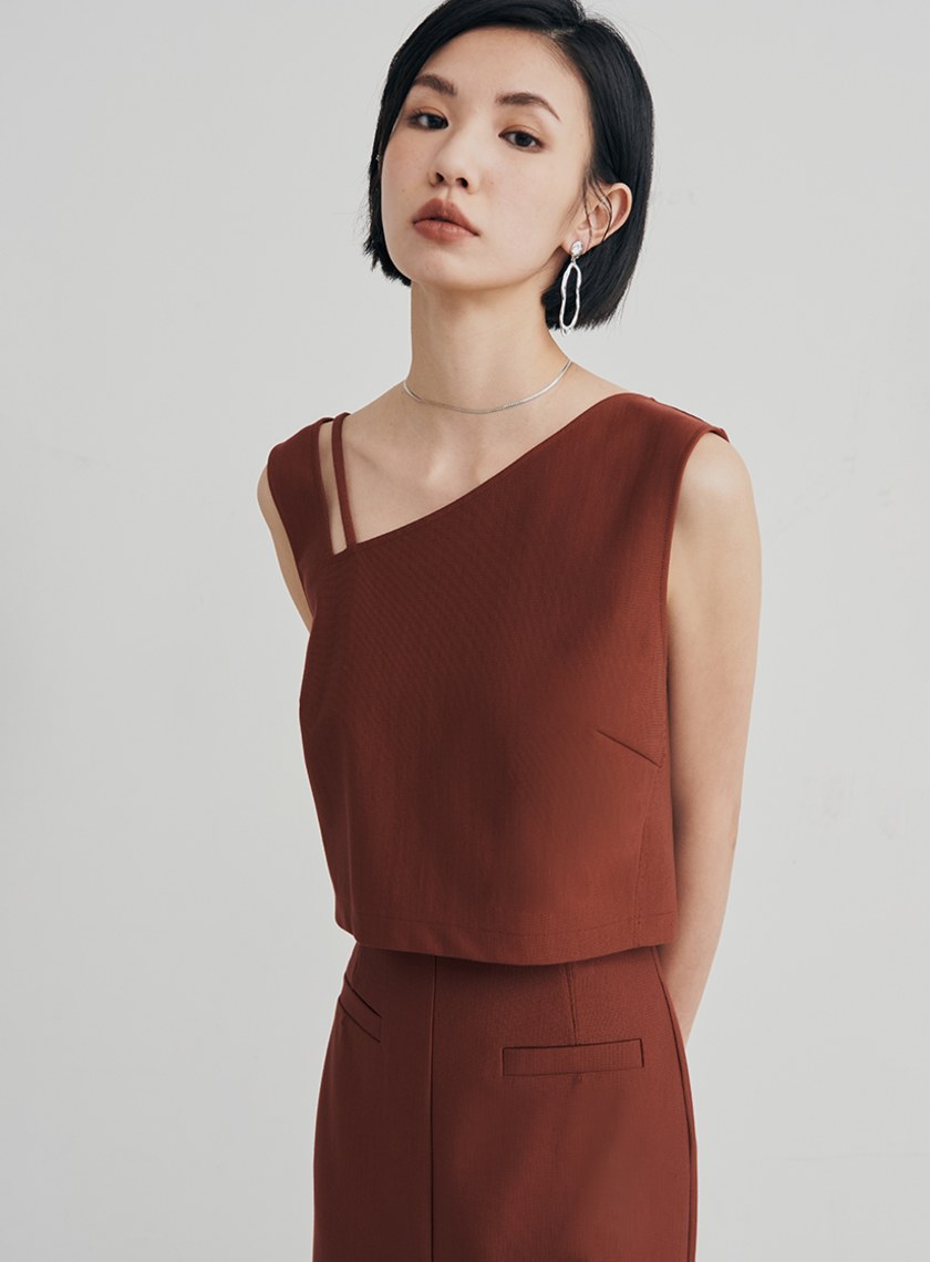 短版不對稱肩帶無袖上衣