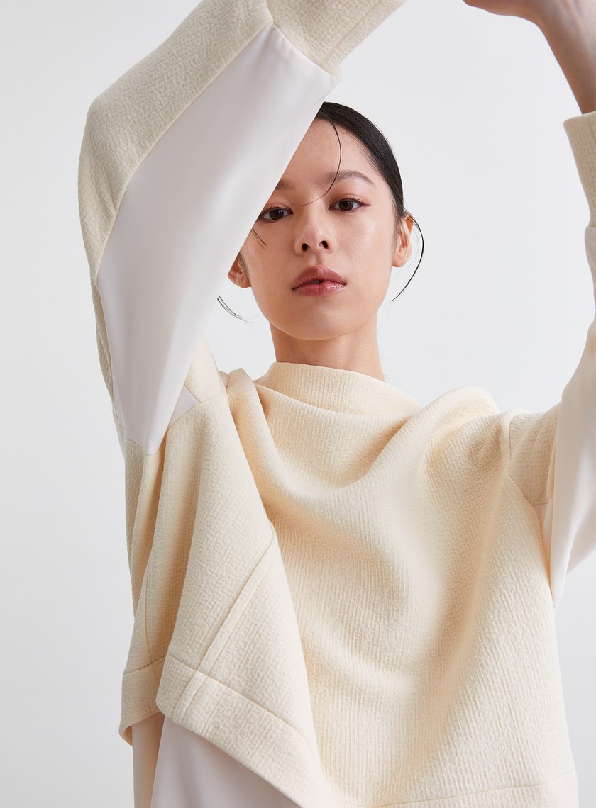 造型感異材質拼接挖肩長版上衣