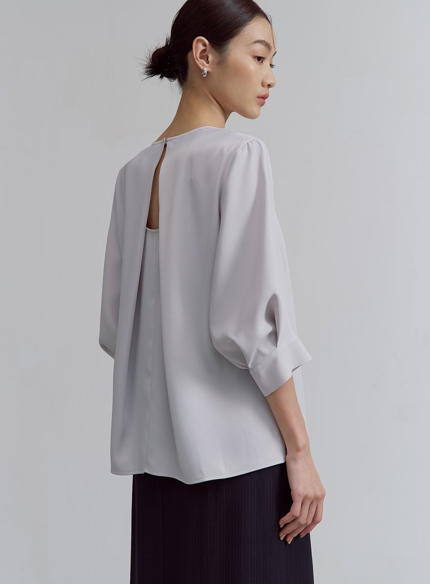 微光澤後壓褶五分袖上衣